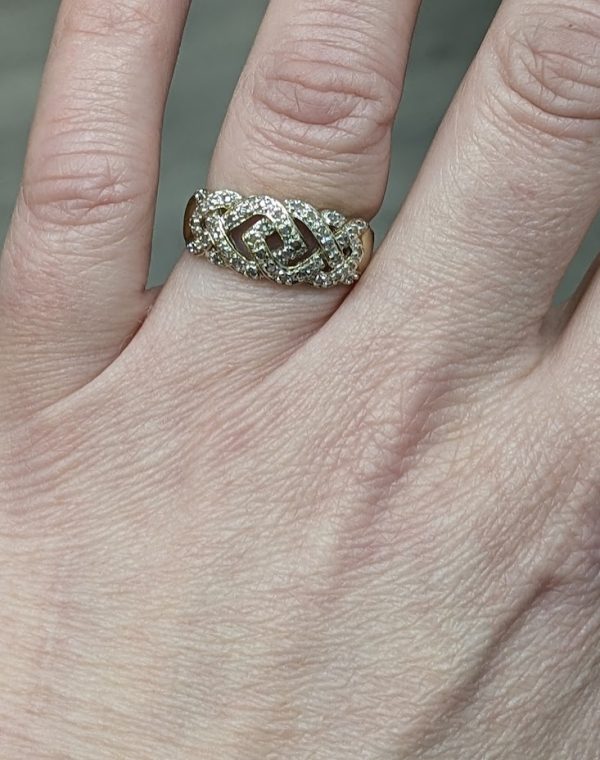 9CT YELLOW GOLD DIAMOND RING W/ WEAVE PATTERN - LG23596 - Image 9