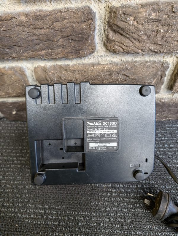 Makita 18V Battery Charger - Image 4