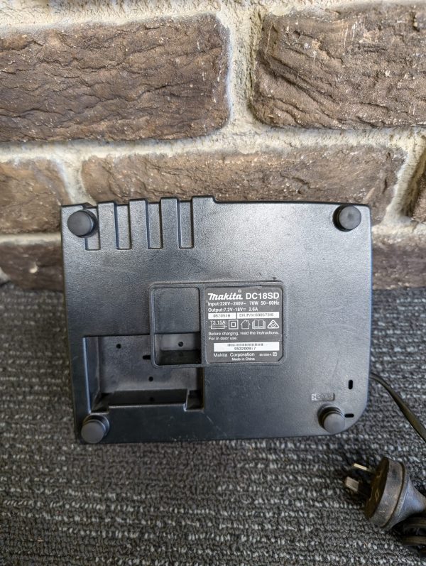 Makita 18V Battery Charger - Image 8
