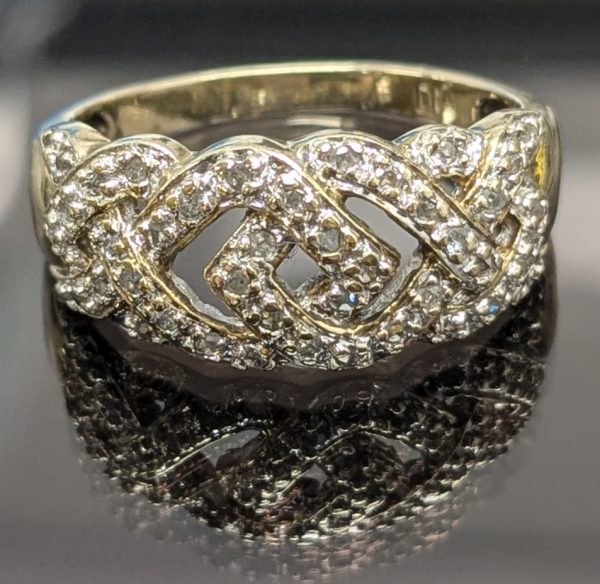 9CT YELLOW GOLD DIAMOND RING W/ WEAVE PATTERN - LG23596 - Image 7