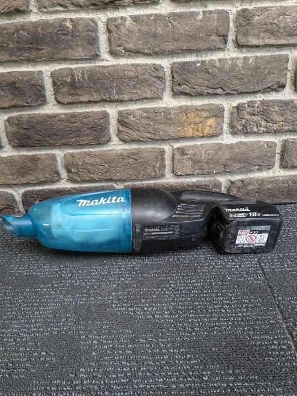 Makita Vacuum and Battery - Image 4