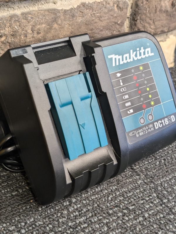 Makita Charger and battery - LG23525 - Image 3