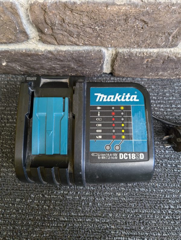 Makita 18V Battery Charger - Image 2