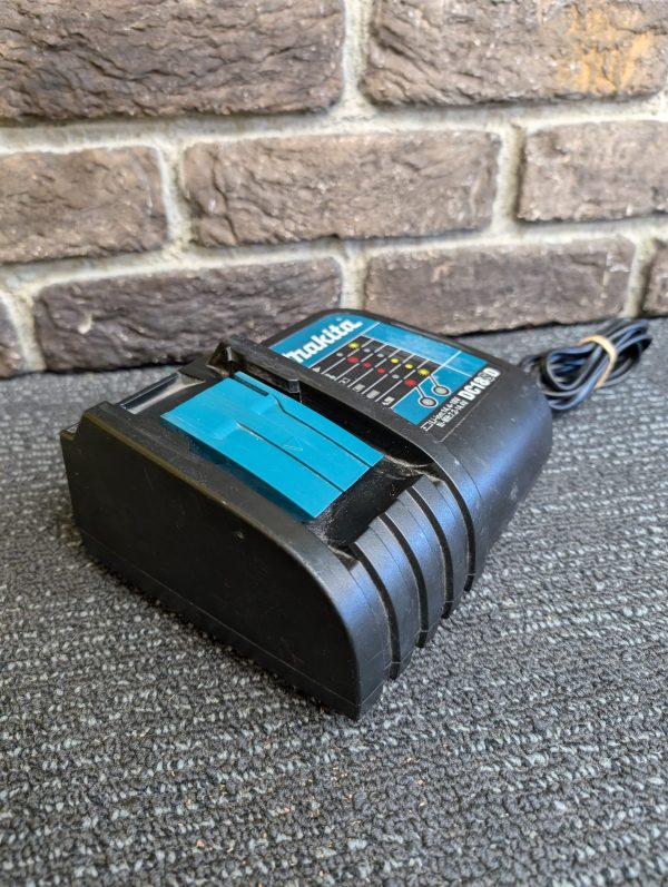 Makita 18V Battery Charger - Image 7