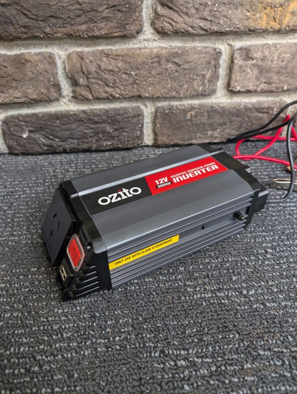 Ozito 12V 300W Power Inverter - Image 2