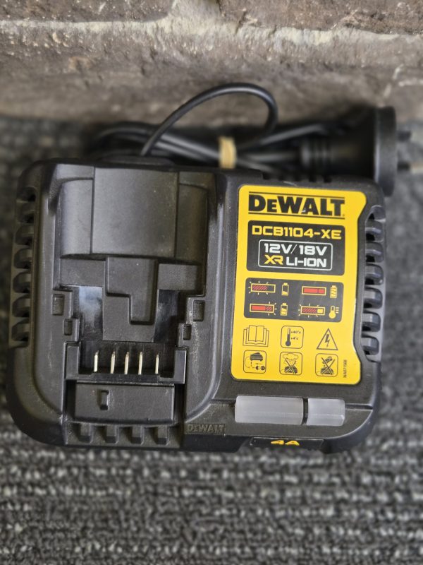 DEWALT 12/18V BATTERY CHARGER - LG24154
