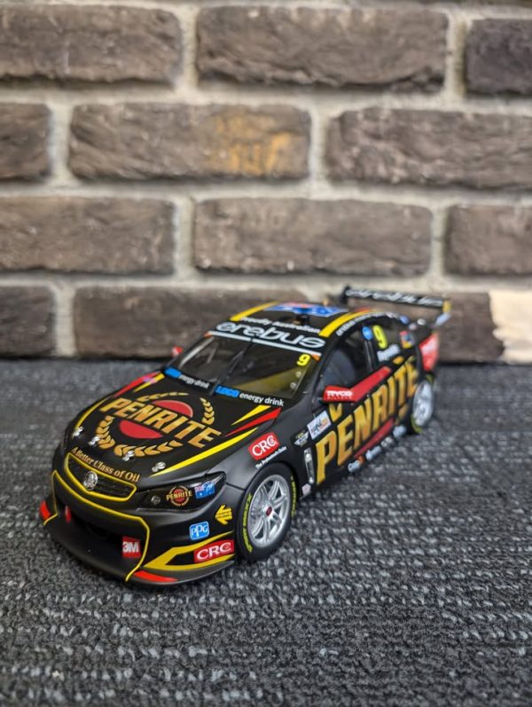 Authentic Collectables Holden VF Commodore - LG20380 - Image 8