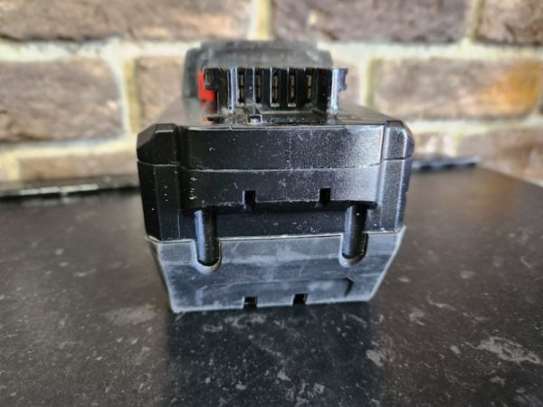 Milwaukee 18v 12ah Battery - HL23869 - Image 8
