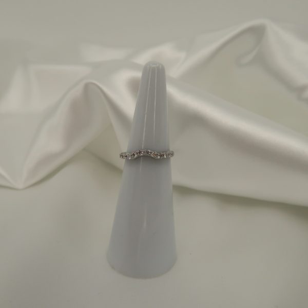 18ct White Gold Petite Diamond Band Hl1669 - Image 6