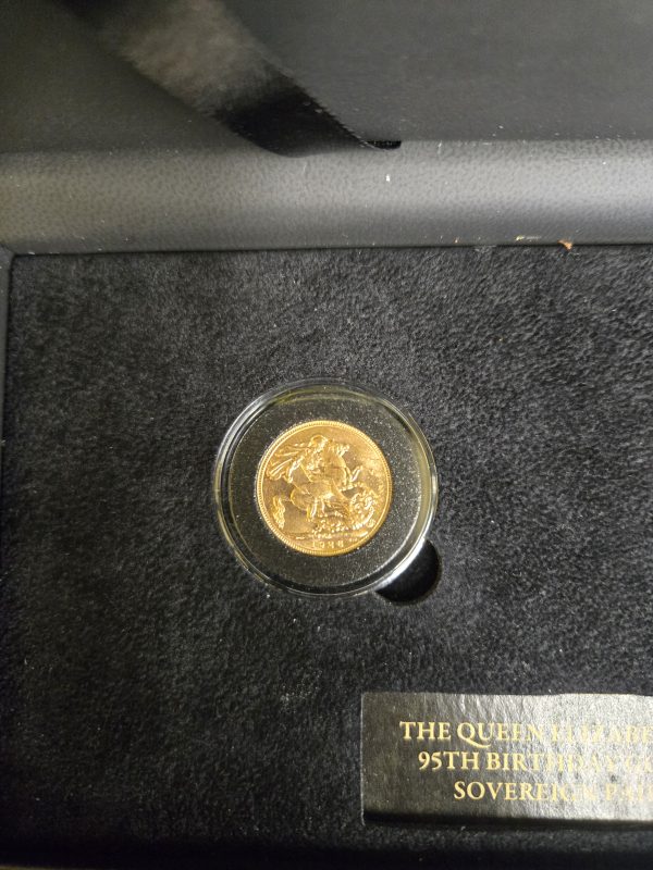 The Queen Elizabeth 95th Birthday Gold Sovereign Pair - 24314 - Image 3