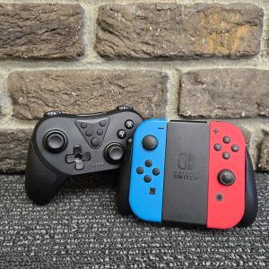 NINTENDO SWITCH JOYCONS & CONTROLLER BUNDLE - 25054