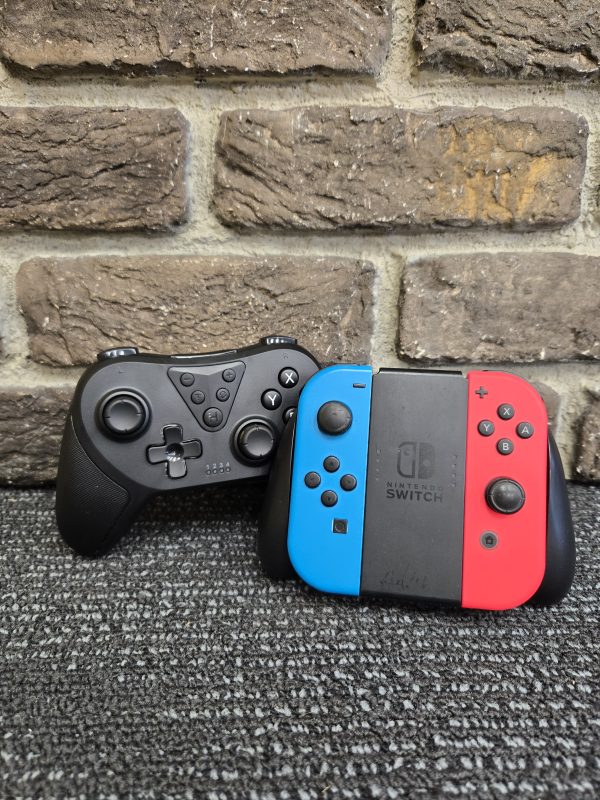 NINTENDO SWITCH JOYCONS & CONTROLLER BUNDLE - 25054