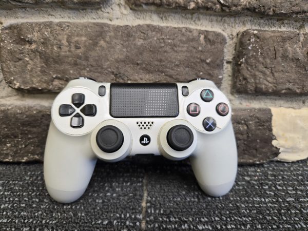 PLAYSTATION 4 WITH ANIME SKIN - LG24299 - Image 12