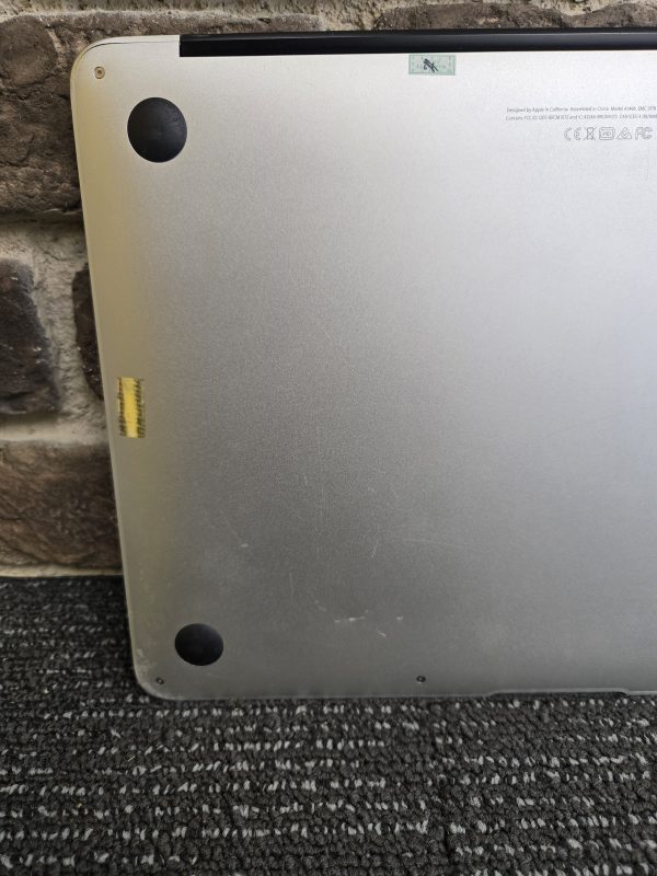Apple Macbook Air 13" A14666 (2017) - 23815 - Image 8