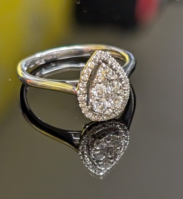 9ct White Gold Pear Shaped Diamond Cluster Engagement Ring – Lg3109 - Image 9
