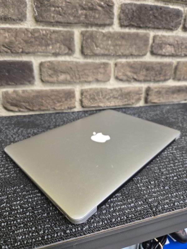 Apple Macbook Air 13" A14666 (2017) - 23815 - Image 16
