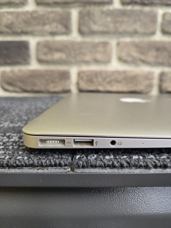 Apple Macbook Air 13" A14666 (2017) - 23815 - Image 9
