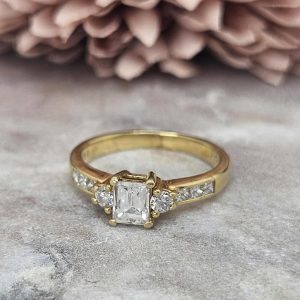 Valuated Ladies 18ct Yellow Gold Diamond Ring (3.43gms) - HL9009
