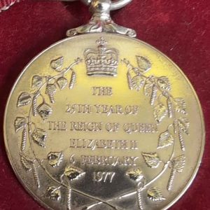 VINTAGE 1977 OFFICIAL ROYAL MINT QUEEN ELIZABETH II JUBILEE MEDAL IN SILVER - LG25471