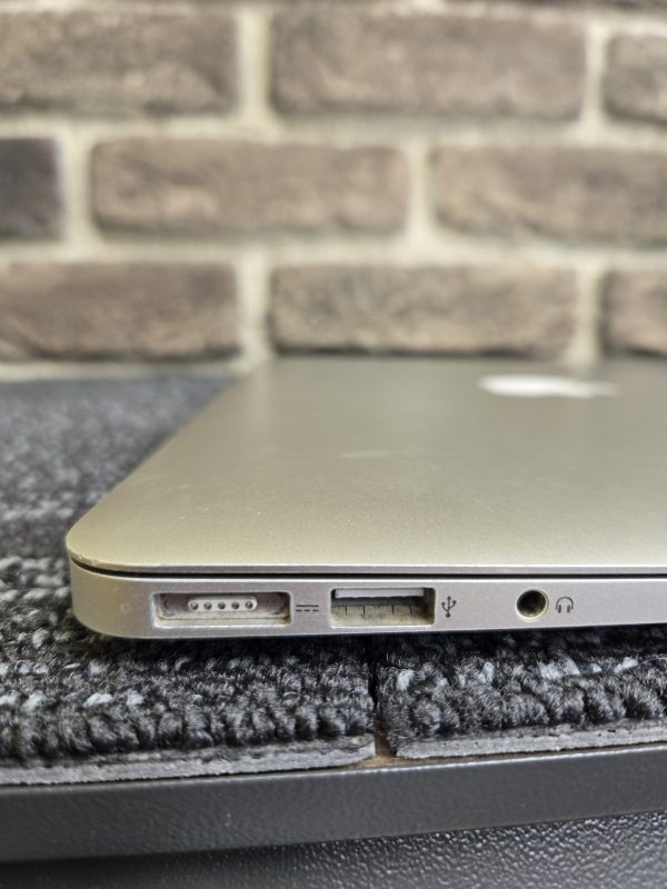 Apple Macbook Air 13" A14666 (2017) - 23815 - Image 10