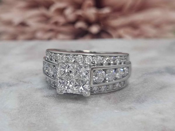 Valuated 14ct White Gold Diamond (TDW 2.7ct) Ring (11.27gm) - HL16169