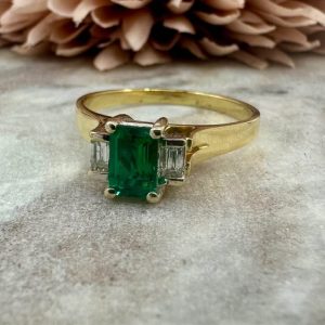 Ladies 18ct Yellow Gold Green Stone Ring (3.8gms) - HL14812