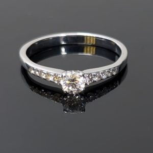 Elegant 9ct White Gold Diamond Engagement Ring - LG10954