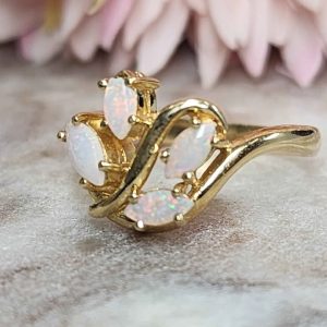 Ladies 10ct Yellow Gold White Opal Ring (2.8gms) - HL26397