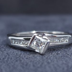 Ladies 18ct White Gold Diamond Ring with Valuation (4.2gms) - HL32165